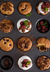 The process of making cupcakes, coating a cream from a pastry bag in the hands of a pastry chef.