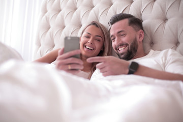 Fototapeta na wymiar young couple reading e-mails on their smartphone