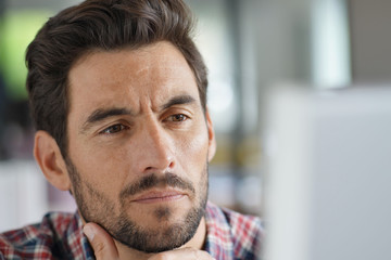 Obraz premium Portrait of a close-up man working on a computer