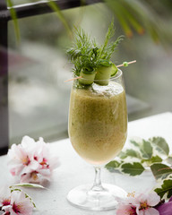 kiwi detox with sliced cucumber