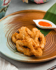 onion rings with spicy sauce
