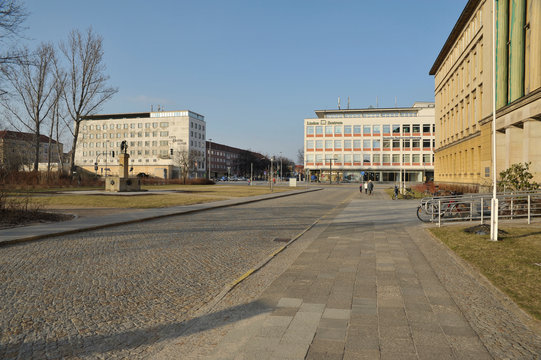 Eisenh&uuml;ttenstadt, Zentraler Platz (Pklatz vor dem Rathaus mit Blick auf das Linden-Zentrum in der Strasse der Republik)