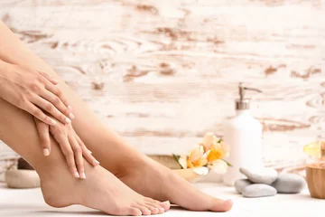 Poster Jonge vrouw na spa-pedicurebehandeling in schoonheidssalon © Pixel-Shot
