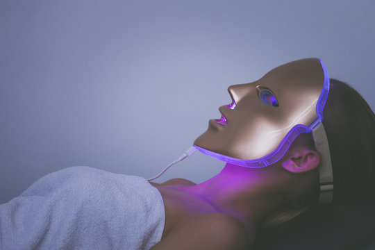 woman  with led light therapy facial  beauty mask photon therapy