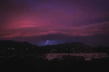 Tempestade e trovoada por cima da cidade