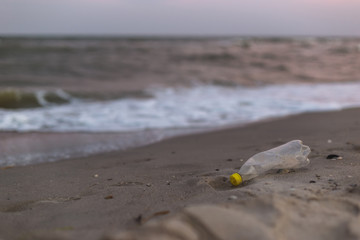 Obraz premium Plastic bottle on the seashore
