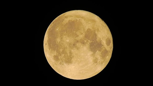 今宵は満月。風なく穏やかに輝く月。月イメージ素材