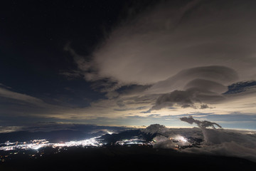 上空の吊るし雲と夜景 富士山2900mから