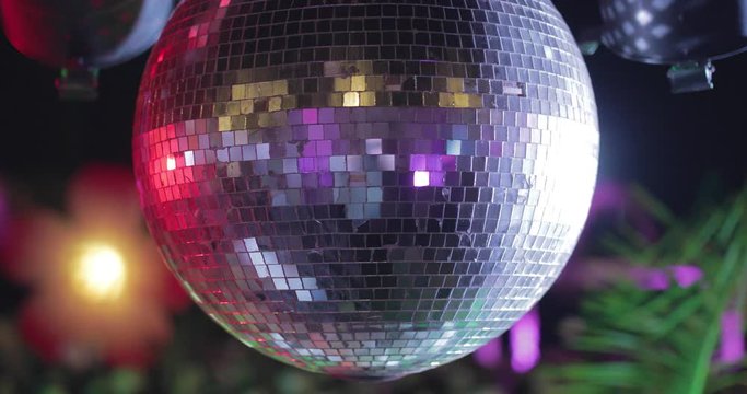 Palla da discoteca, disco ball con specchi che ruota in discoteca.