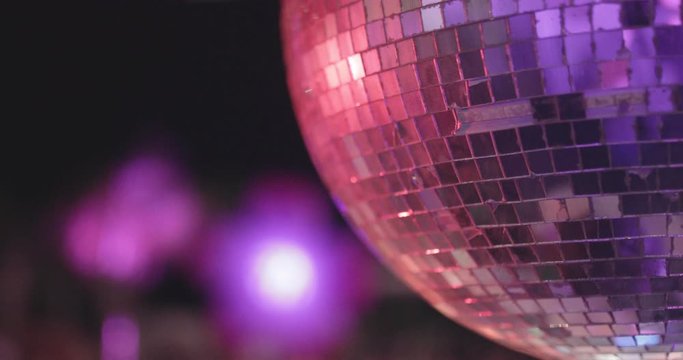 Palla da discoteca, disco ball con specchi che ruota in discoteca.