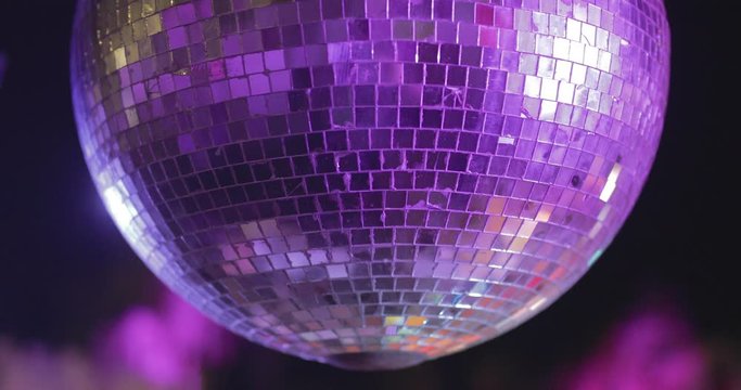 Palla da discoteca, disco ball con specchi che ruota in discoteca.