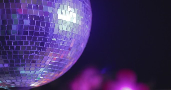 Palla da discoteca, disco ball con specchi che ruota in discoteca.