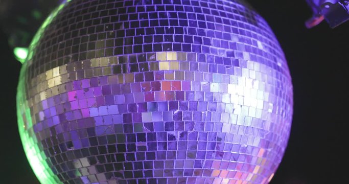 Palla da discoteca, disco ball con specchi che ruota in discoteca.