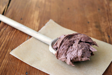 holzlöffel mit schokoteig