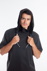 Chico joven con vestido de dise&ntilde;o sobre fondo blanco