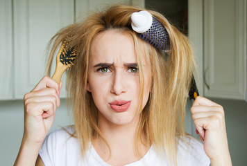 funny girl can not comb hair in the salon.