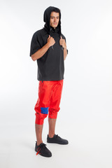 Chico joven con vestido de diseño sobre fondo blanco