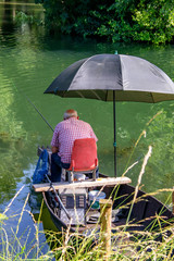 P&ecirc;cheur sous un parasol