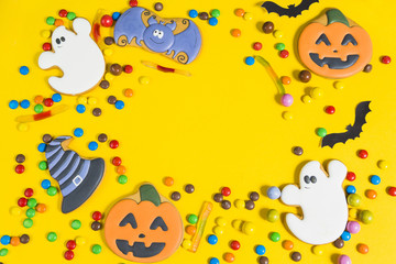 Gingerbread between little candies