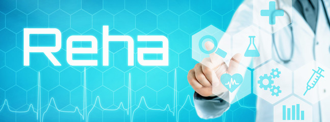Arzt mit futuristischem Interface - Reha