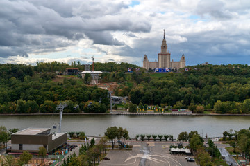 Fototapeta premium Московский университет на Воробъевый горах. Панорама с крыши стадиона Лужники.