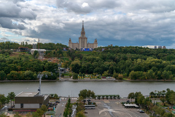 Fototapeta premium Московский университет на Воробъевый горах. Панорама с крыши стадиона Лужники.