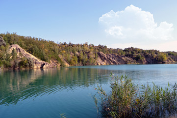 Naklejka premium landscape on the water with a steep coast