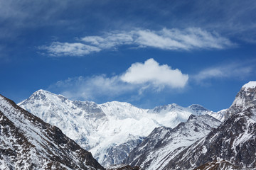 Fototapeta na wymiar Everest trekking. View of the Himalayan valley. Beautiful view of the mountains of Nepal.