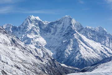 Naklejka premium Everest trekking. View of the Himalayan valley. Beautiful view of the mountains of Nepal.