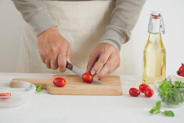 Tomato salad with spinach, cottage cheese, olive oil and pepper