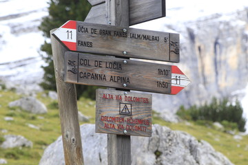 Cartelli indicazioni sentieri di montagna sulle Alpi Dolomiti 