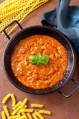 ragu' bolognese salsa tradizionale  in padella di metallo