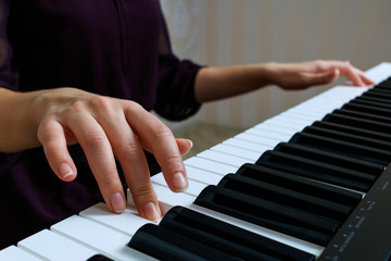 Obraz premium Young woman playing piano