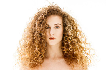 Junge Frau mit langen Locken auf weissem Hintergrund