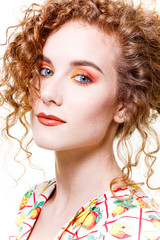Hübsche junge Frau mit farbigem Makeup