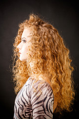 Profilbild einer hübschen, jungen Dame mit lockigem Haar