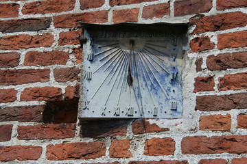 Sonnenuhr an der Dorfkirche Groß Zicker auf der Halbinsel Mönchgut auf Rügen 