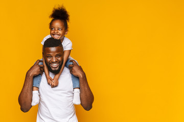 Happy african american father and daughter having fun - obrazy, fototapety, plakaty