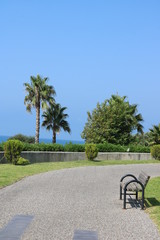Bank an der Strandpromenade von Side Colakli mit Blick aufs Meer