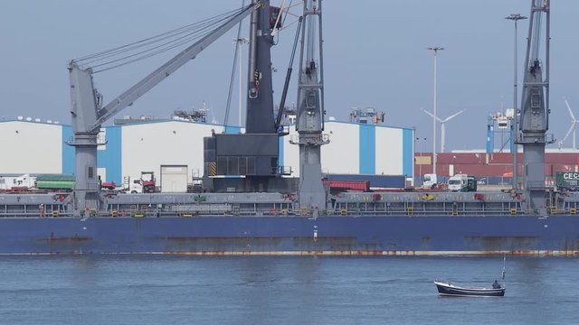 Buque y gruas en puerto