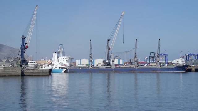 Buque de carga atracado en puerto