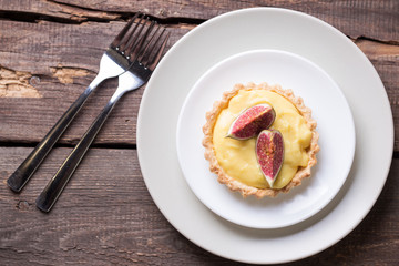 tartlets with custard cream and figs