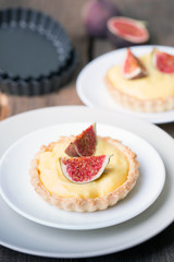 tartlets with custard cream and figs