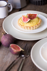 tartlets with custard cream and figs