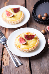 tartlets with custard cream and figs