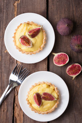 tartlets with custard cream and figs