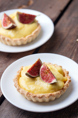 tartlets with custard cream and figs