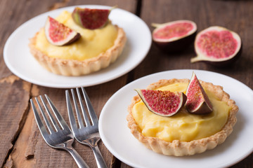tartlets with custard cream and figs