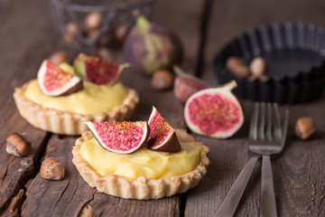 tartlets with custard cream and figs
