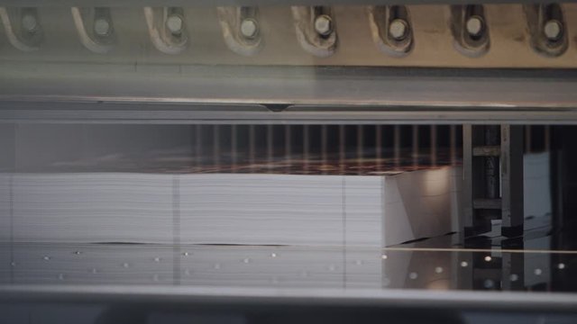 Schneidemaschine für Zeitungsstappel in einer Druckerei - Cuttingmachinefor newspaperstack in a print house